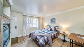 1 bedroom, desk, iron/ironing board, WiFi