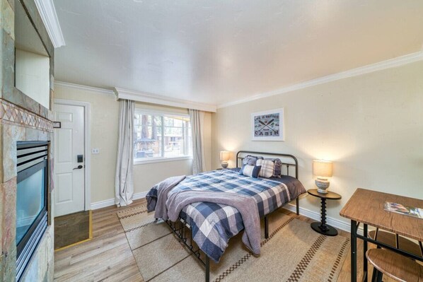 1 bedroom, iron/ironing board, WiFi, bed sheets - Studio room only a short walk from all of Stateline`s top attractions! (South Lake Tahoe)
