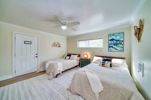 2 habitaciones, escritorio y tabla de planchar con plancha 
