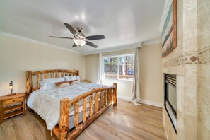 2 habitaciones, escritorio y tabla de planchar con plancha 