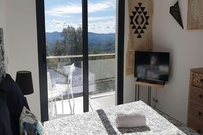 5 bedrooms, bed sheets