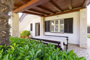 Outdoor dining - Comfortable apartment with terrace and garden (Medulin)