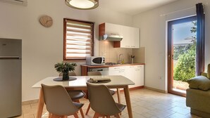 Coffee/tea maker, fridge, microwave, stovetop - Apartment in Croatia near the Coast (Pula)
