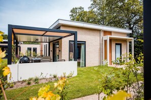 Outdoor dining - Nature Retreat with Sauna (Voorthuizen)
