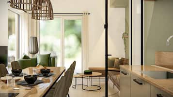 Cocina moderna con encimera de madera, un lavabo y una zona de comedor con mesa puesta para dos.