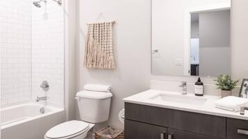 Apartment | Bathroom | Free toiletries, towels, toilet paper