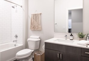 Apartamento | Baño | Artículos de higiene personal gratuitos, toallas y papel higiénico