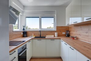 Fridge, oven, stovetop, dishwasher