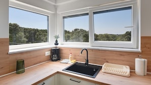 Wasserkocher mit Kaffee-/Teezubehör, Kühlschrank, Ofen, Herdplatte