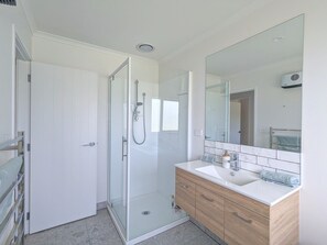 Shower, hair dryer, towels, shampoo - Beautiful Brand New Four-bed home near Redwood (Rotorua)