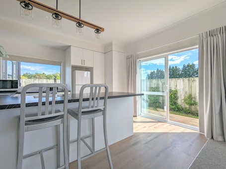 Fridge, microwave, oven, toaster. Beautiful Brand New Four-bed home near Redwood