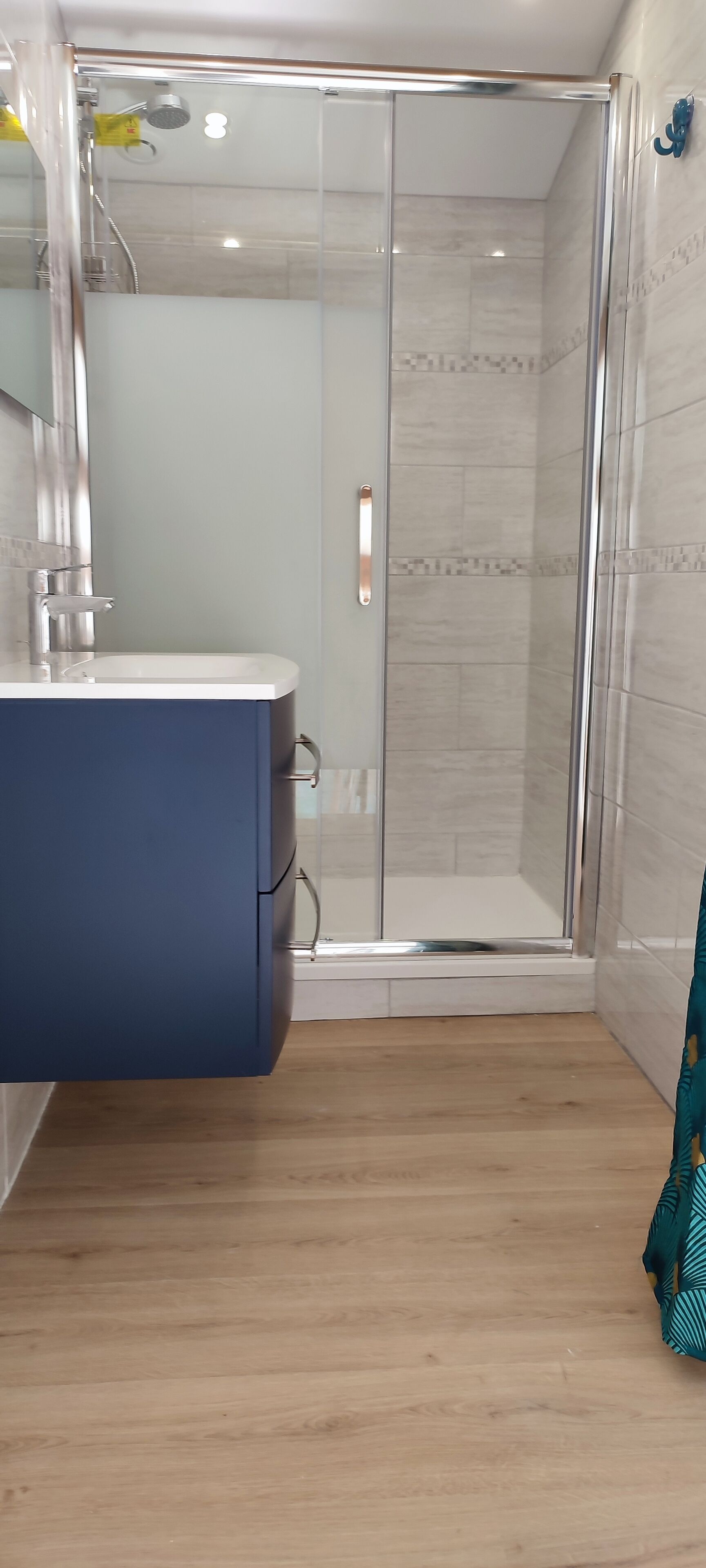 Een douche, gratis toiletartikelen, een haardroger, handdoeken