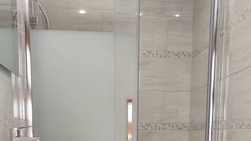 Een douche, gratis toiletartikelen, een haardroger, handdoeken