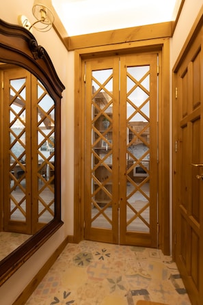 Chalet Signature, 3 chambres, terrasse, vue montagne | Coin séjour | Télévision de 100 cm avec chaînes par satellite, cheminée