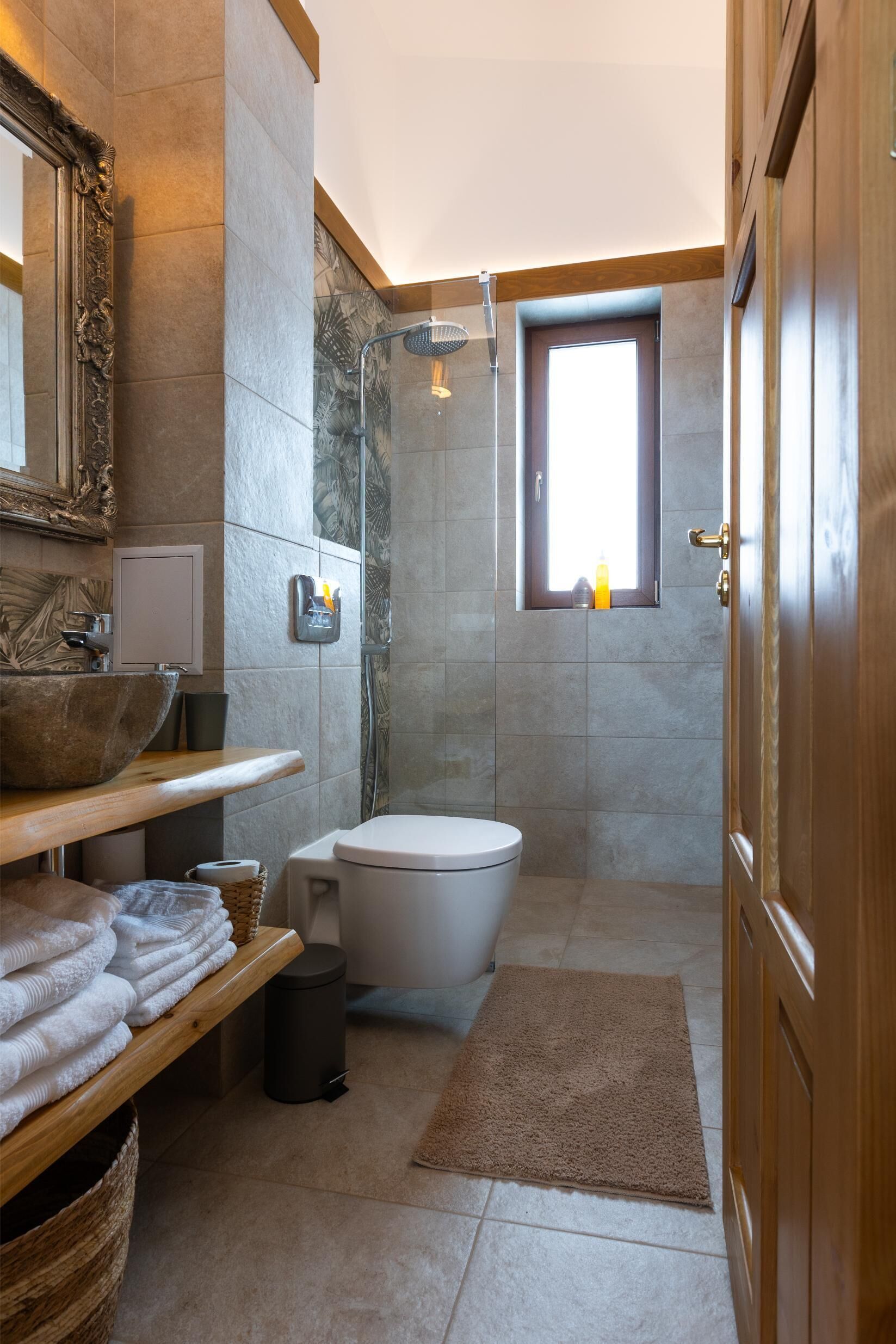 Chalet exclusif, 3 chambres, terrasse, vue sur la montagne | Salle de bain | Douche, séchoir à cheveux, serviettes fournies, savon