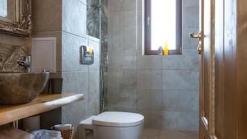Chalet exclusif, 3 chambres, terrasse, vue sur la montagne | Salle de bain | Douche, séchoir à cheveux, serviettes fournies, savon