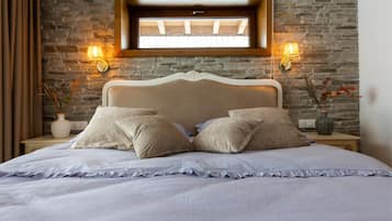 Nhà gỗ có thiết kế đặc trưng, 3 phòng ngủ, hiên, quang cảnh núi | 3 phòng ngủ, trang trí khác biệt