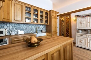 Exclusive Chalet, 3 Bedrooms, Terrace, Mountain View | Private kitchen | Fridge, microwave, oven, dishwasher - Villas Sofayla & Elyas (Razlog)