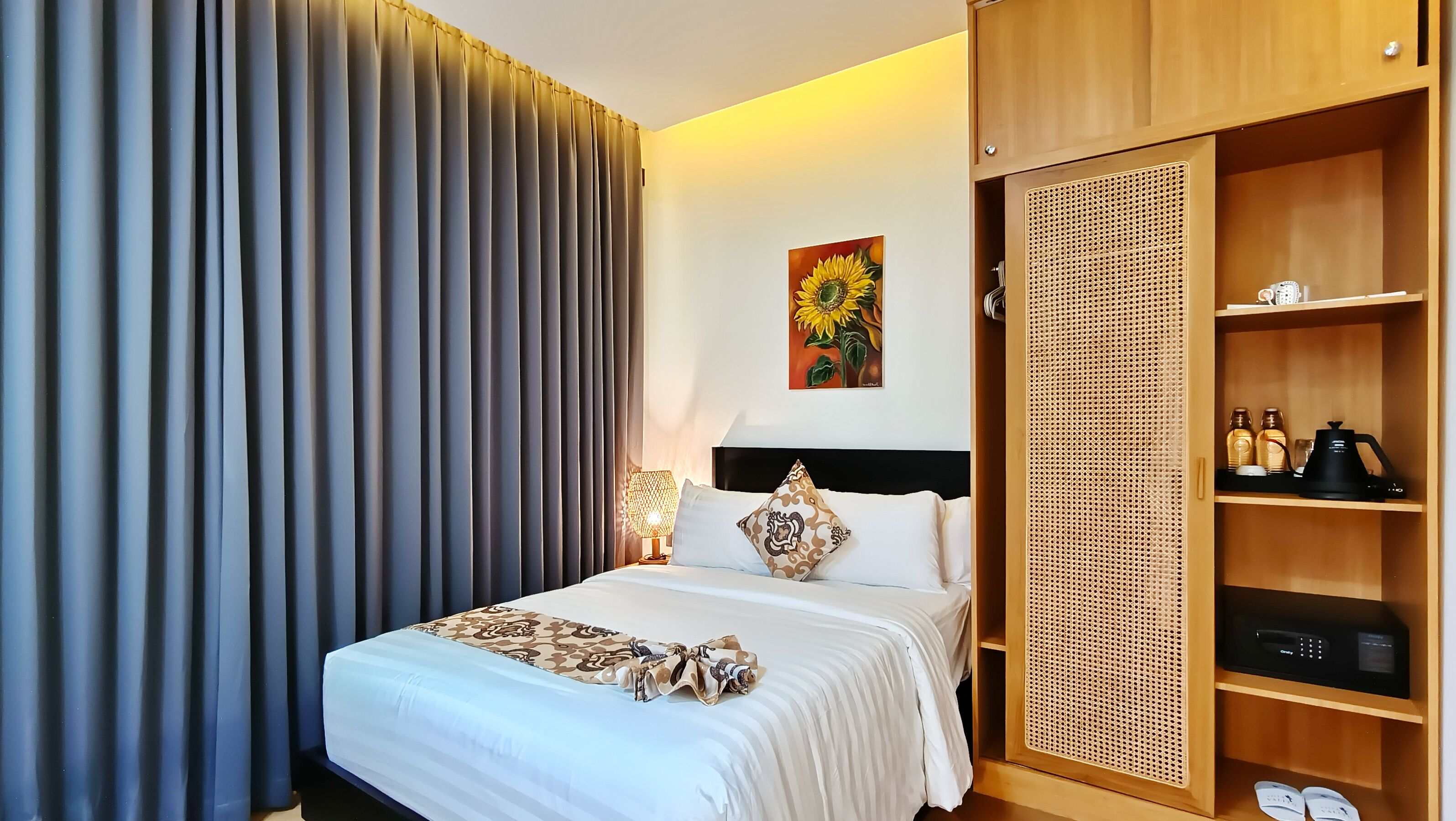 Premium bedding, in-room safe, individually decorated