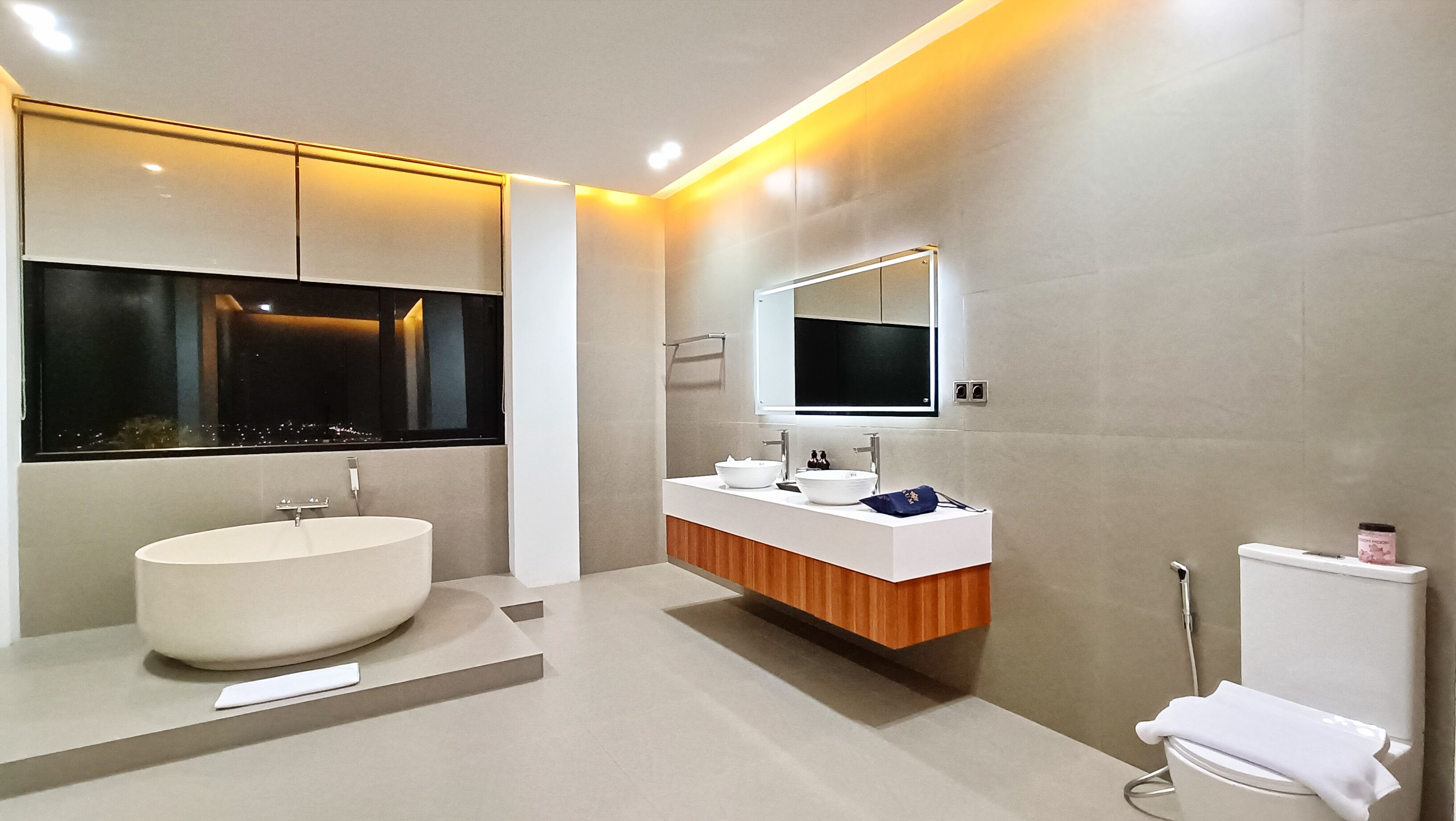 Panoramic Suite, Ocean View | Bathroom | Shower, rainfall showerhead, free toiletries, hair dryer