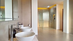Junior Suite, Ocean View | Bathroom | Shower, rainfall showerhead, free toiletries, hair dryer - VILLA VALITO (Kuta)