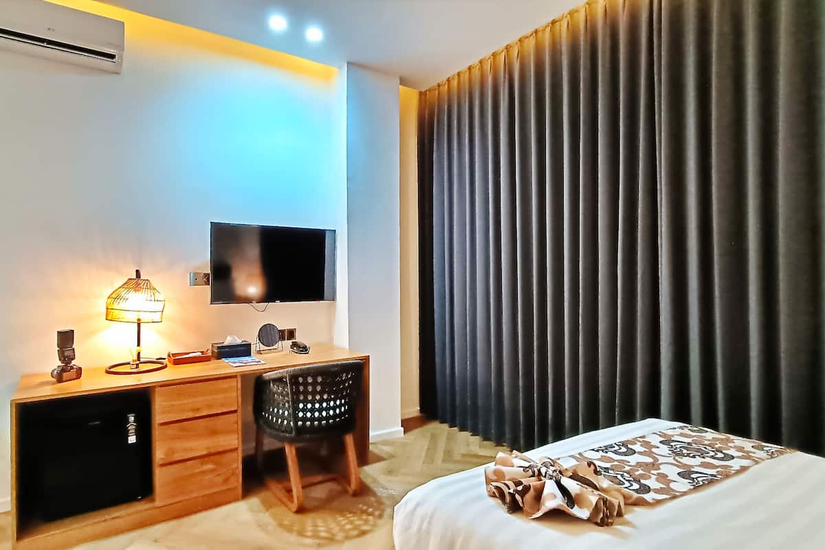 Kamar Double Standar | Seprai premium, brankas, meja kerja, dan ruang kerja ramah laptop