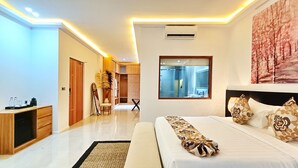 ห้องพาโนรามิกสวีท, วิวทะเล | เครื่องนอนระดับพรีเมียม, ตู้นิรภัยในห้องพัก, โต๊ะทำงาน