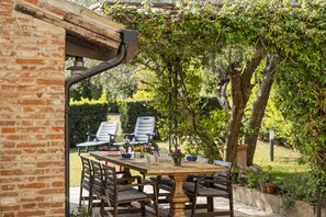 Outdoor dining - Villa Corte Carlotte - surrounded by the countryside, just 4 km from Lazise  (Veneto)