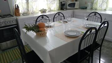 Bungalow, 2 Bedrooms, Private Pool, Garden View | Dining