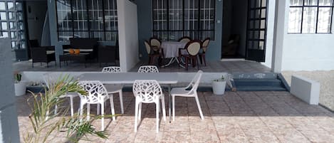 Bungalow, 2 habitaciones, alberca privada, vista al jardín | Restaurante al aire libre