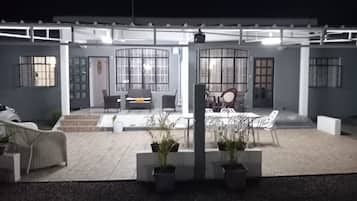 Bungalow, 2 habitaciones, alberca privada, vista al jardín | Restaurante al aire libre