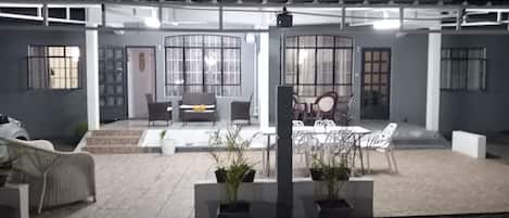 Bungalow, 2 habitaciones, piscina privada, vistas al jardín | Restaurante al aire libre