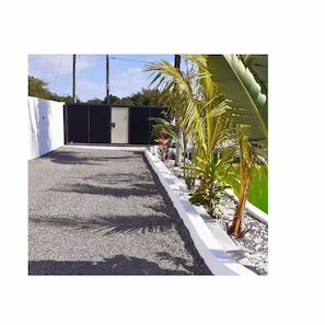 Property entrance - Villa Bella is 5 Mins From the Beach With Amazing Garden Overlooking the Pool (Belle Mare)