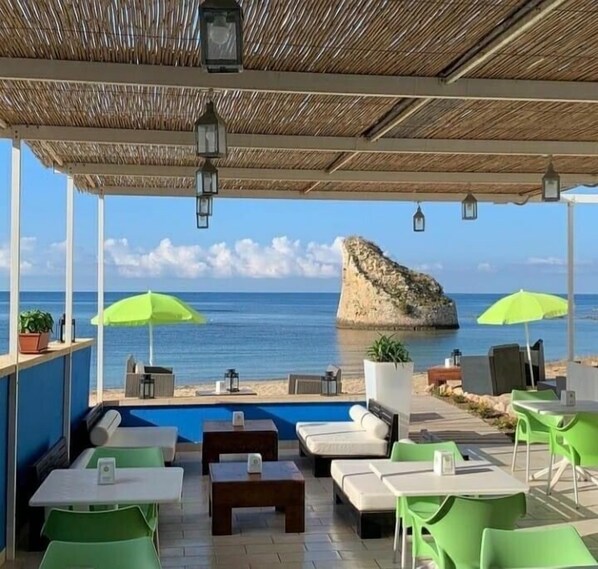 Outdoor dining - ChiarAmare 1 vacation home near Maldives of Salento 200 meters from the beach (Torre Pali)