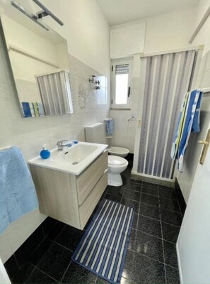Doccia, asciugacapelli, bidet, asciugamani