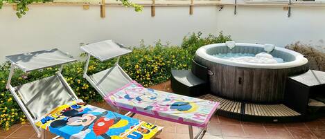 Outdoor spa tub