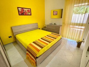 3 makuuhuonetta, silitysrauta/-lauta, Wi-Fi, vuodevaatteet