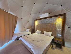 Luxe beddengoed, bedden met traagschuimmatras, verduisterende gordijnen