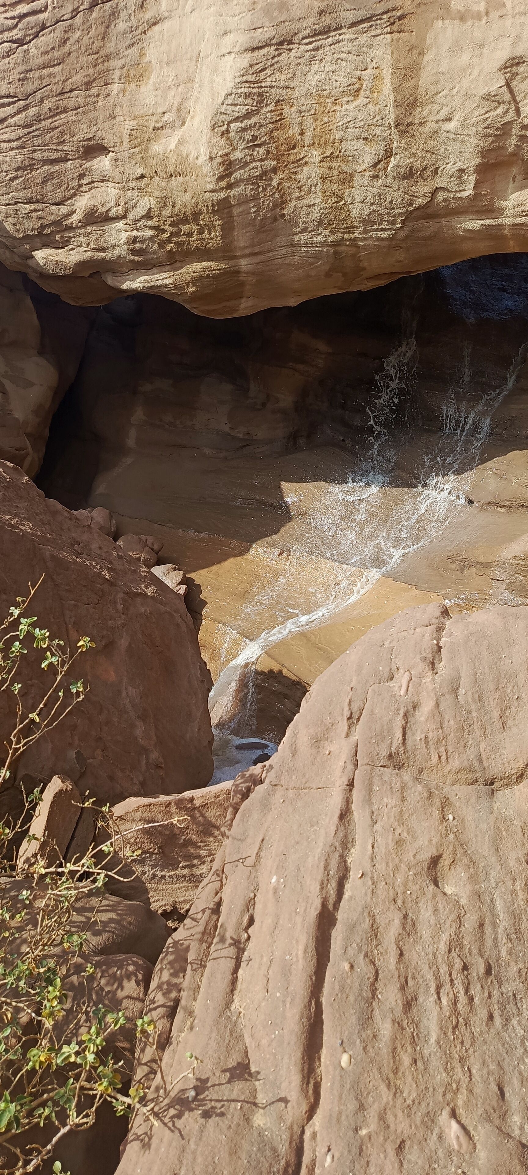 Eine natürliche Felsformation, über die ein Wasserlauf fließt.