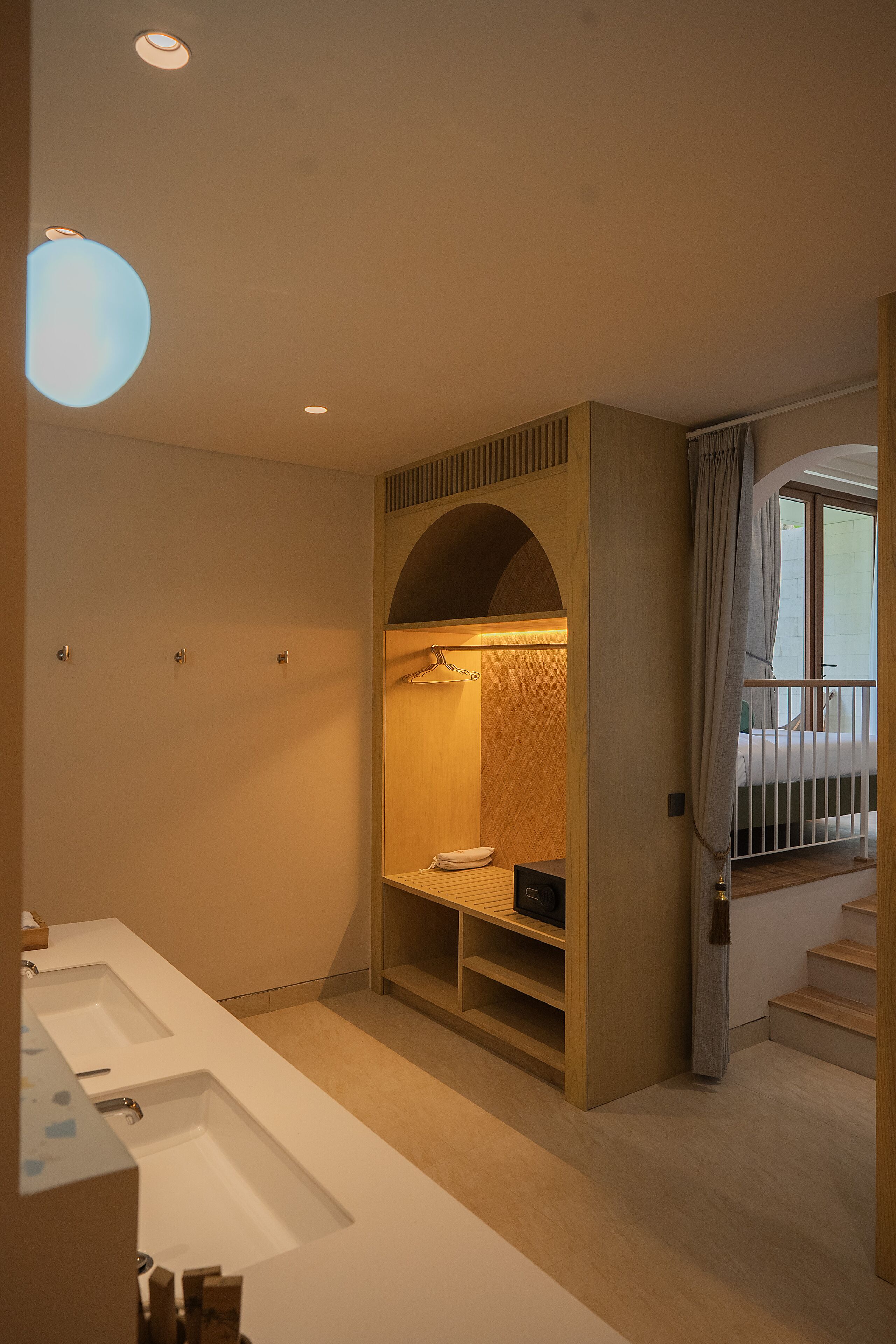 Un bany modern amb un lavabo gran, una dutxa i una pica amb prestatges integrada.