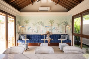 ฝ่ายต้อนรับ