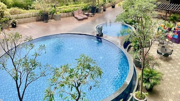 2 hồ bơi ngoài trời