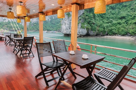 Terraza. Honey Boutique Cruise