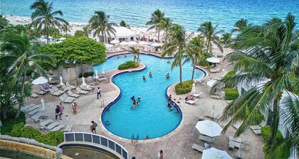 Luxurious Beach Resort- Ocean View & Gym