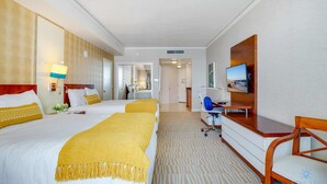 Desk, iron/ironing board, travel crib, WiFi - New! Modern Beach Resort - Ocean View & Access (Sunny Isles Beach)