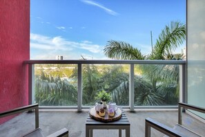 Property grounds - Modern Apartment w/Balcony + Near Beach + Pool (Hallandale Beach)