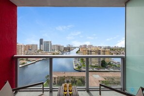 Property grounds - Studio Near Beach + w/Pool & Gym (Hallandale Beach)