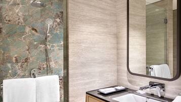 Haartrockner, Hausschuhe, Bidet, Handtücher