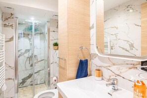Shower, hair dryer, towels, soap - Appartement Cosy au Cœur de Paris Bonne Nouvelle (Paris)
