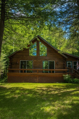 Moose Lake Retreat: Lake & Trailside